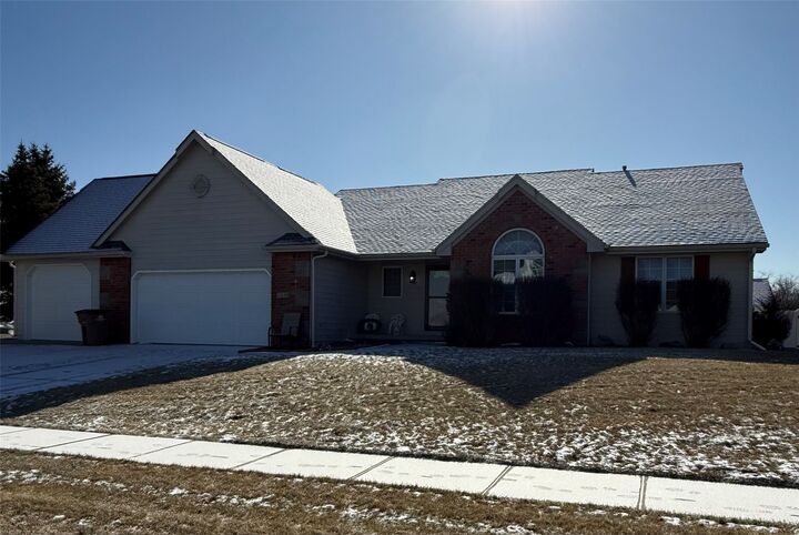 Property Photo:  1334 Lake Shore Drive SE  IA 50009 