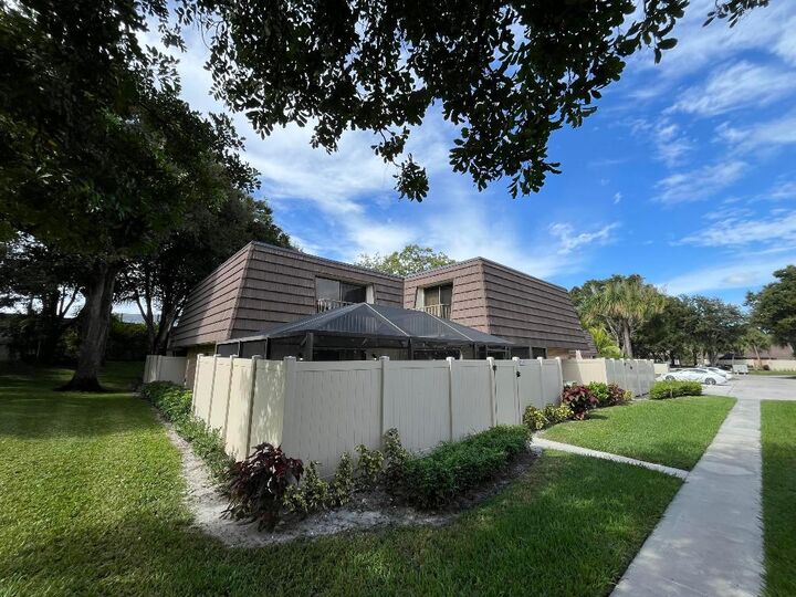 Property Photo:  7510 75th Way  FL 33407 
