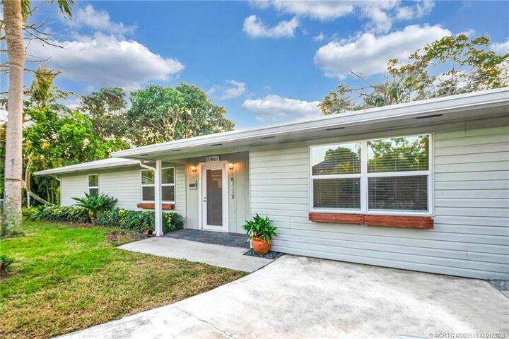 Property Photo:  221 SE Tressler Drive  FL 34994 