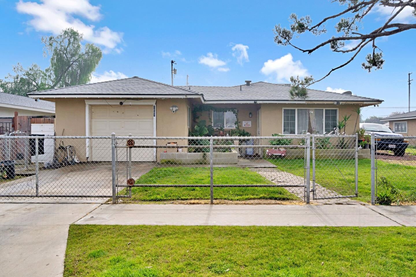 Property Photo:  1007 Woodward  CA 93706 