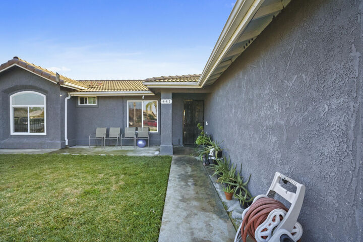 Property Photo:  441 W Glenhaven Court  CA 93291 