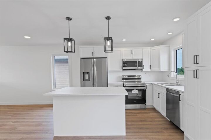 Property Photo:  20 Conifer Cove  MB R5L 0L5 