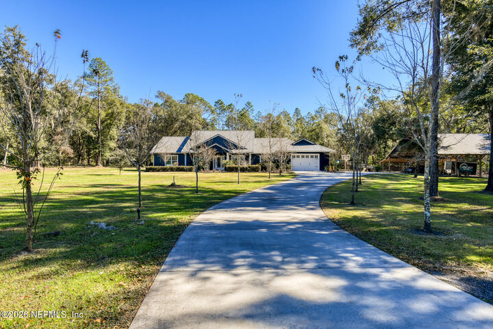 Property Photo: 107 E Cardinal Street FL 32177