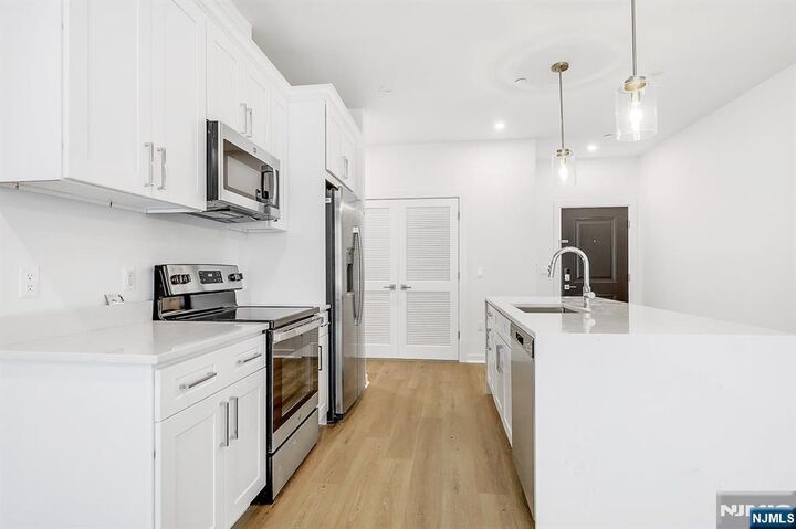 Property Photo:  74 Clarendon Place 302  NJ 07601 