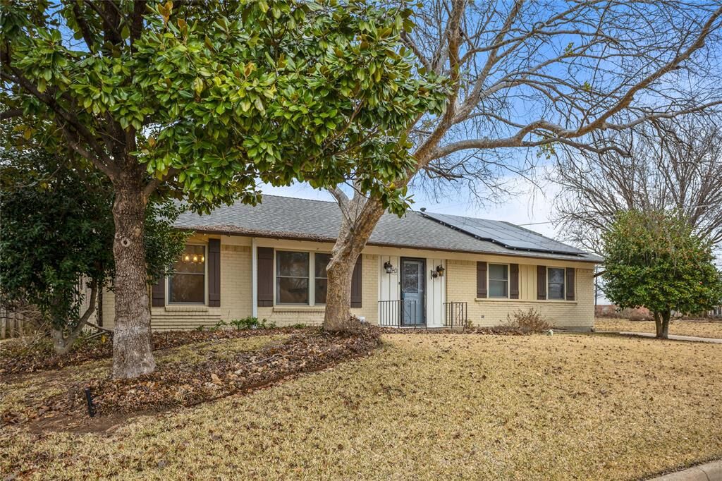 Property Photo:  1401 Greenbrier Drive  TX 75092 