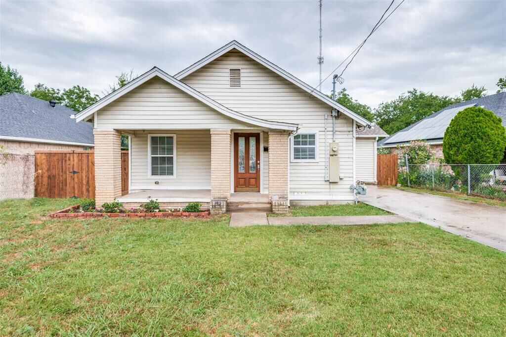 Property Photo:  511 Archer Avenue  TX 75211 