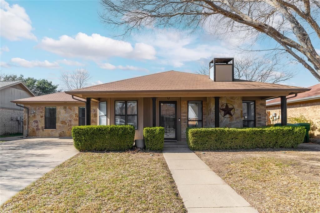 Property Photo: 7921 Pebblebrook Drive TX 76148
