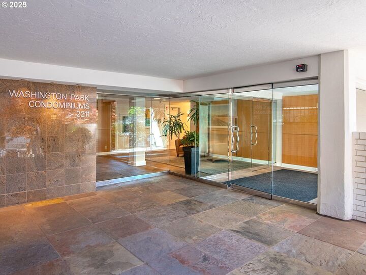Property Photo: 2211 SW Park Pl 803 OR 97205
