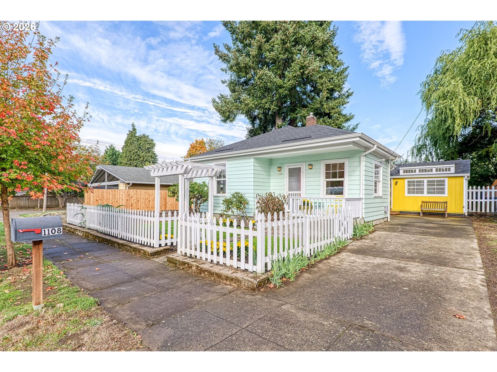 Property Photo:  1108 W McLoughlin Blvd  WA 98660 