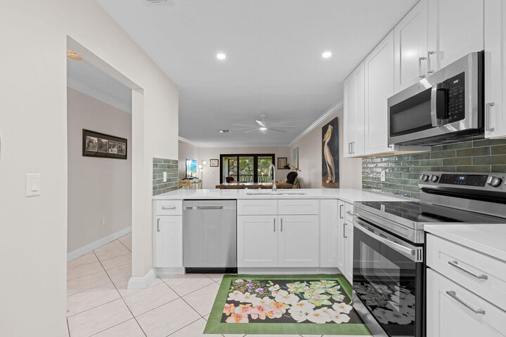 Property Photo: 9193 Pecky Cypress Lane 6F FL 33428