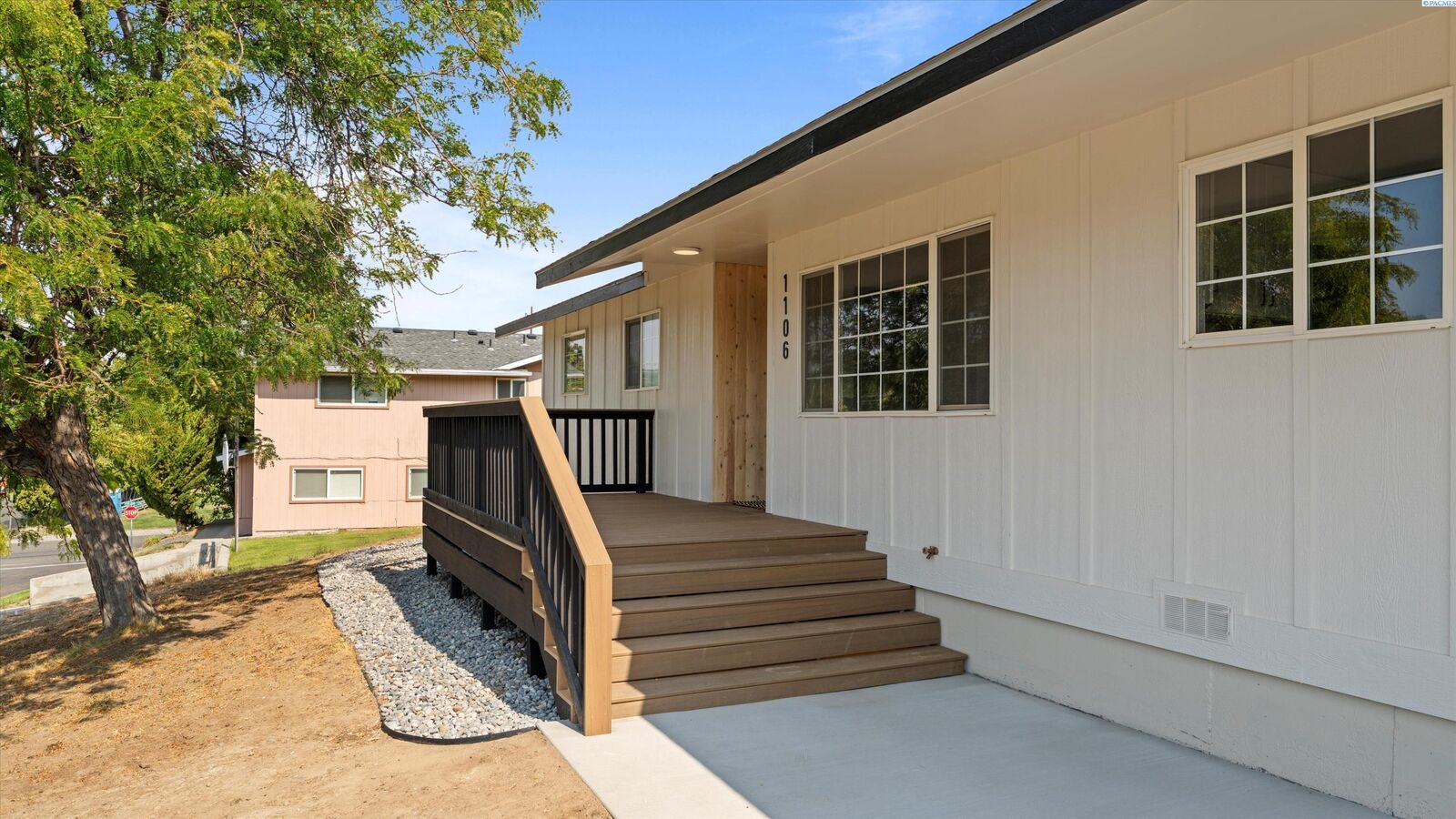 Property Photo:  1106 Claire St  WA 99350 