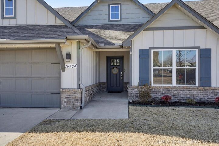 Property Photo:  10104 S 233rd East Avenue  OK 74014 