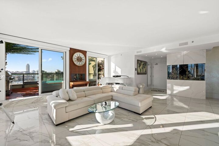 Property Photo:  199 Drake Street 19A  BC V6Z 2T9 