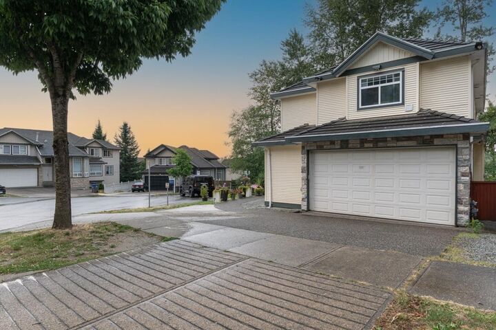 Photo de la propriété:  14490 67B Avenue  BC V3S 0T3 