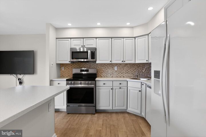 Property Photo:  215 Haddonfield Cmns 215  NJ 08033 