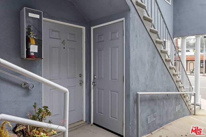 Property Photo: 161 W Channel Rd CA 90402