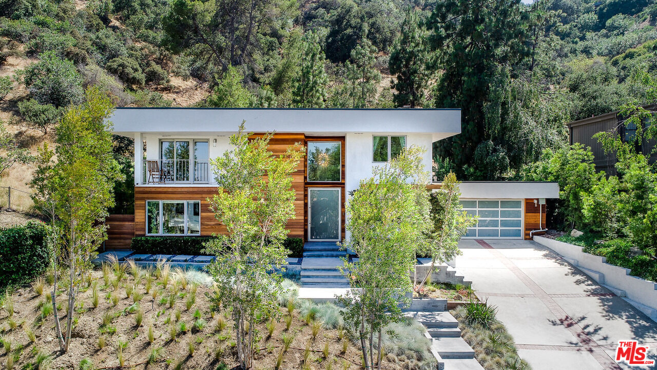 Property Photo:  10832 Wrightwood Ln  CA 91604 