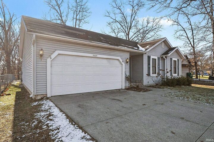 Property Photo:  2025 E Jefferson Boulevard  IN 46545 