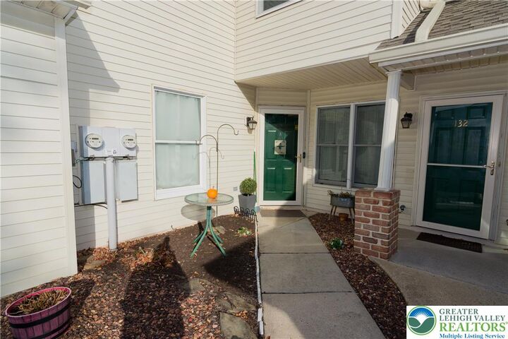 Property Photo:  124 Lindfield Circle  PA 18062 