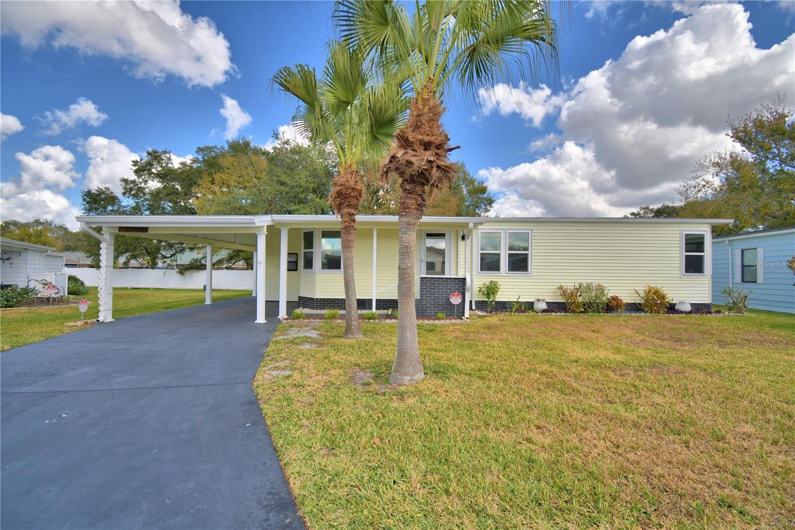 Property Photo:  4802 Colonnades Circle E  FL 33811 