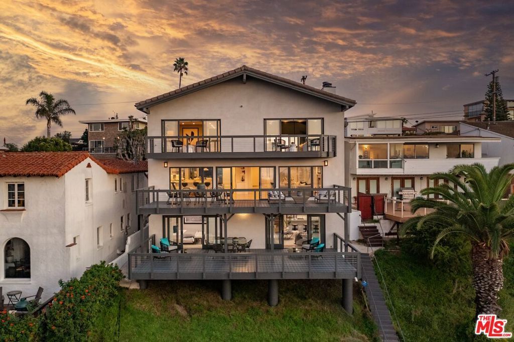 Property Photo:  249 Rees Street  CA 90293 