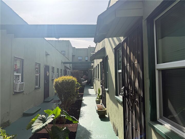 Property Photo:  1917 E 4th 9  CA 90802 