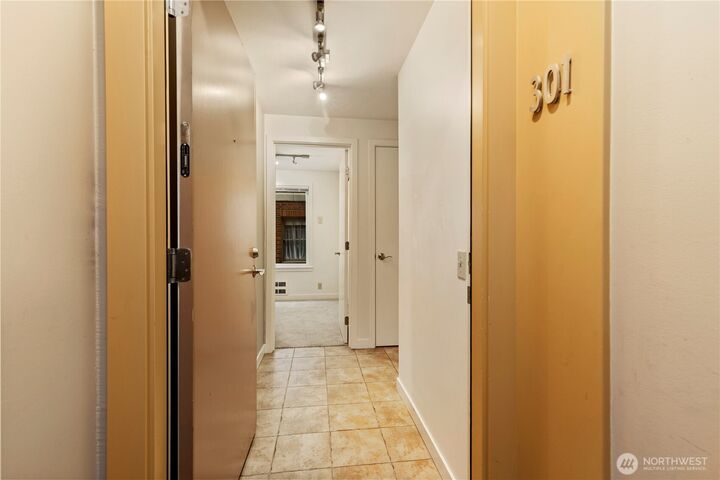 Property Photo:  1700  Bellevue Avenue 301  WA 98122 