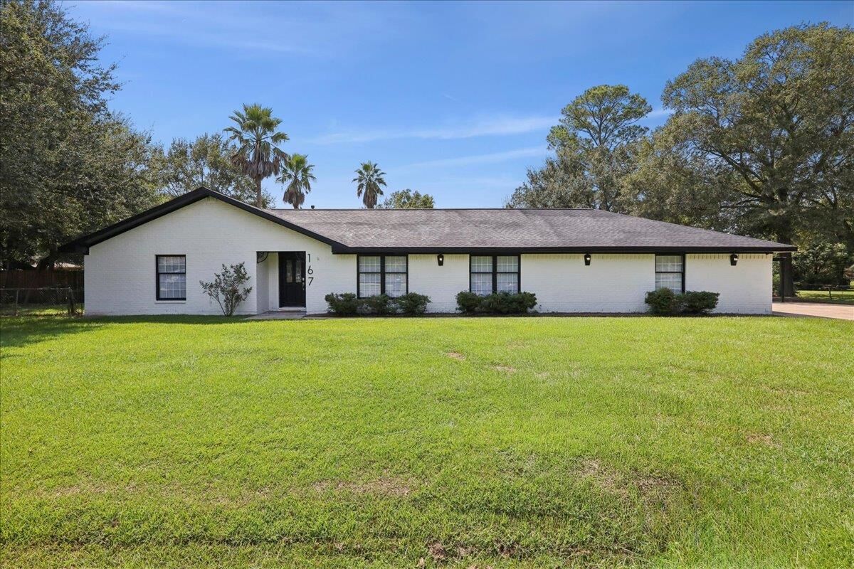 Property Photo:  167 Ridgewood St  TX 77611 