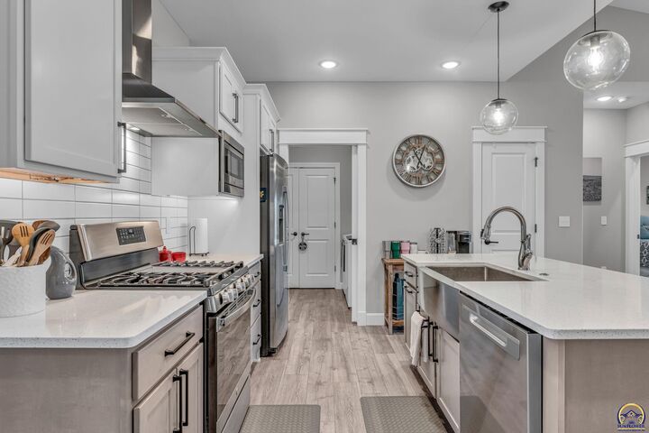 Property Photo: 7612 SW 24th Ter KS 66614