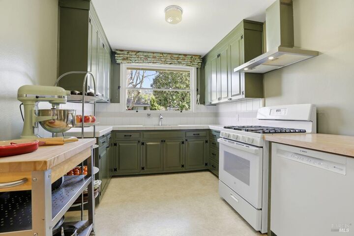 Property Photo:  41 Bretano Way  CA 94904 