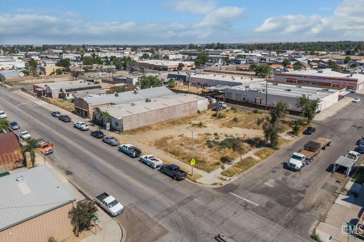 Property Photo:  426 E 18th &Amp 600 Tulare Street  CA 93305 