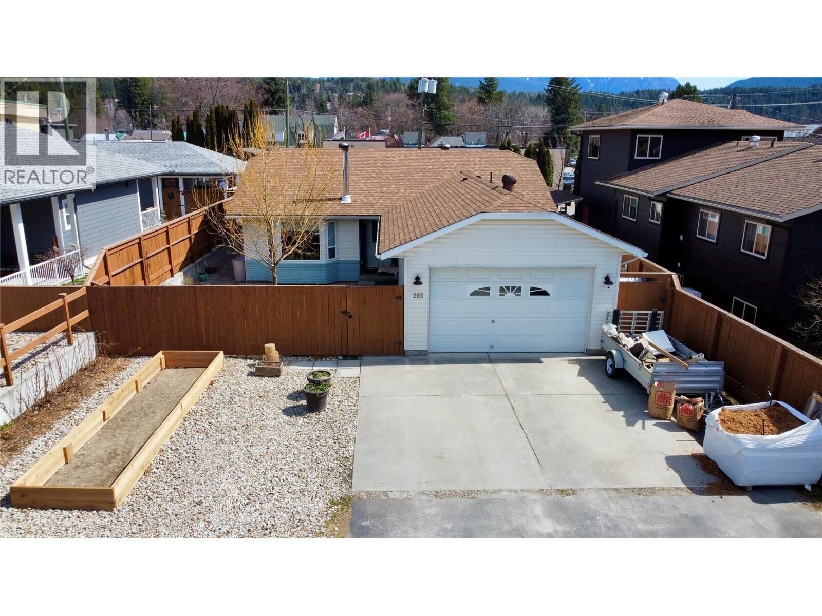 Property Photo: 203 7th Avenue BC V0G 1R0