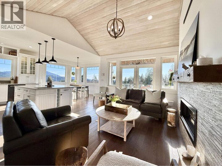 Property Photo:  605 Woodland Avenue  BC V0N 1V1 