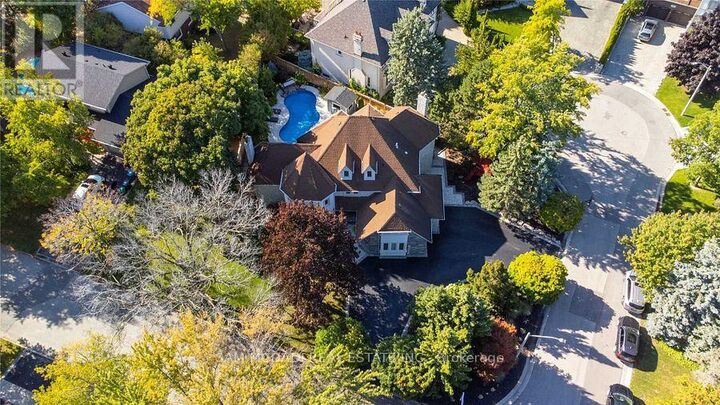 Property Photo: 2064 Almira Court ON L5H 4A5