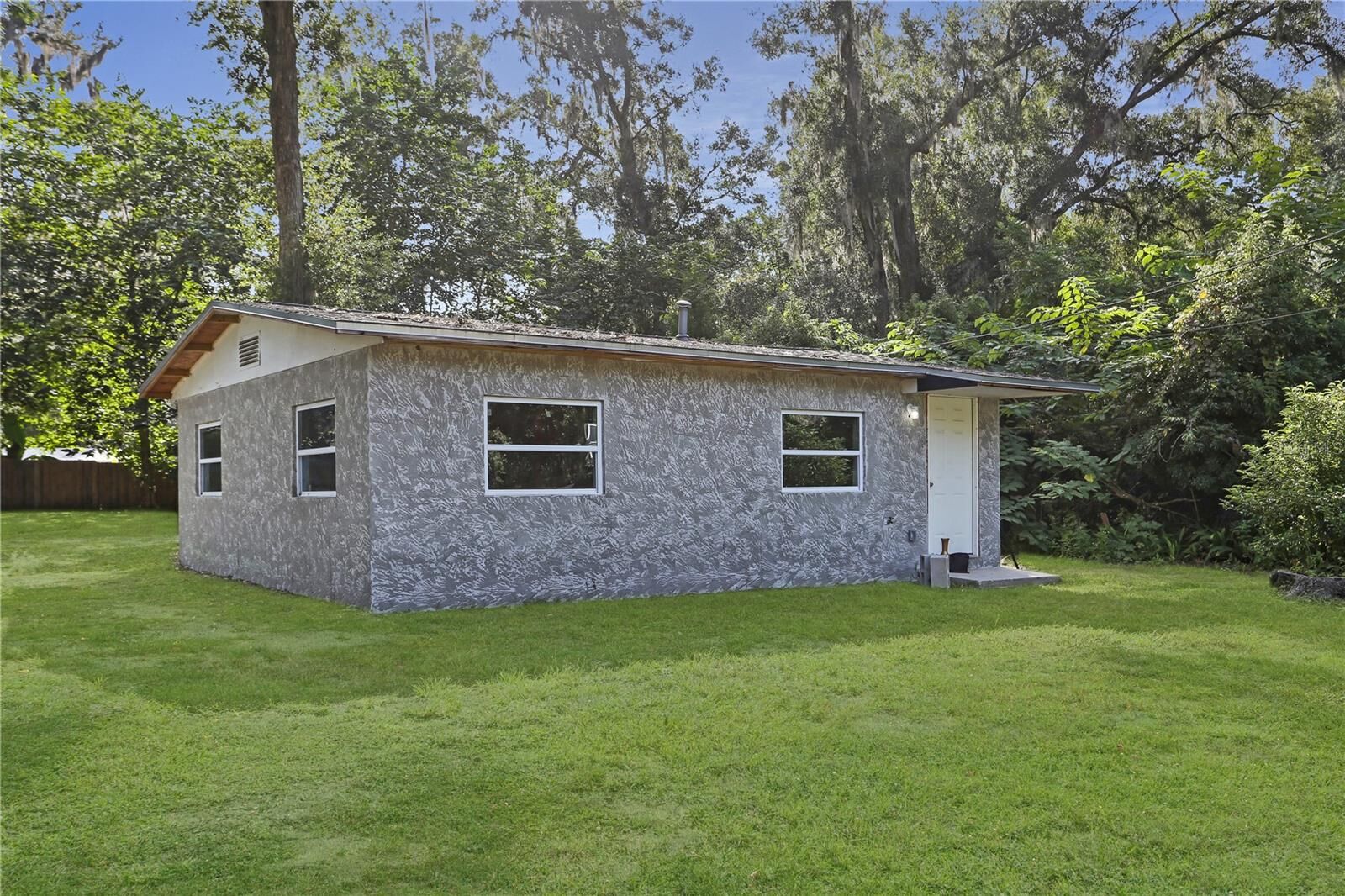 Property Photo:  2109 SE 45th Terrace  FL 32641 