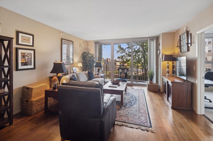 Property Photo:  807 Davis Street 810  IL 60201 