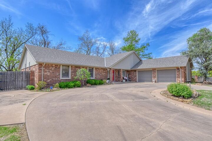 Property Photo: 116 Saint Charles Place OK 73018