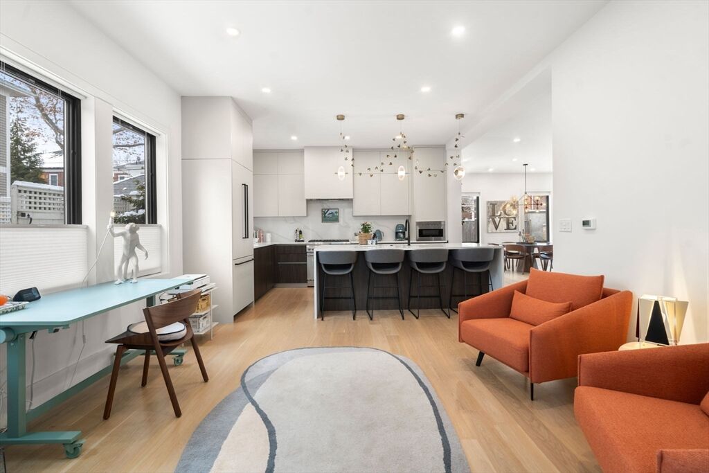 Property Photo:  116 Thorndike St 1  MA 02446 