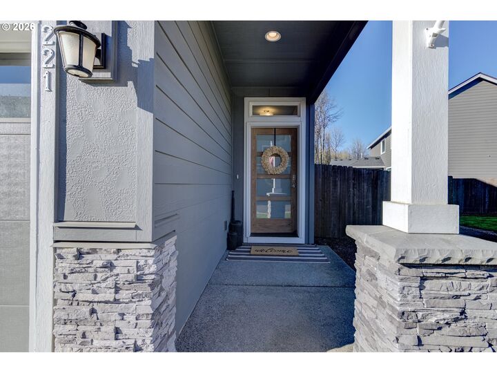 Property Photo: 221 S 39th Dr WA 98642