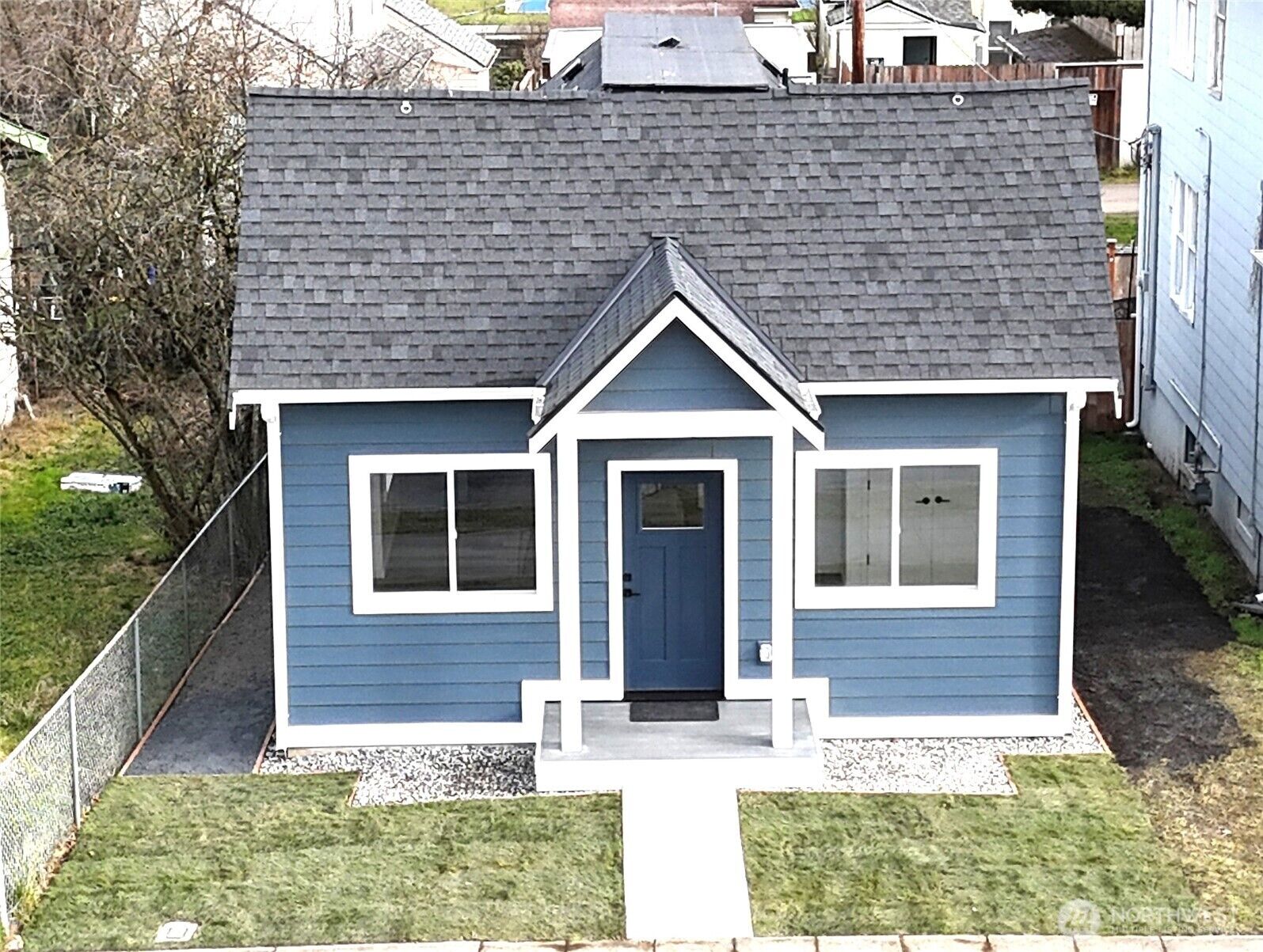 Property Photo:  2405  Rockefeller Ave  WA 98201 