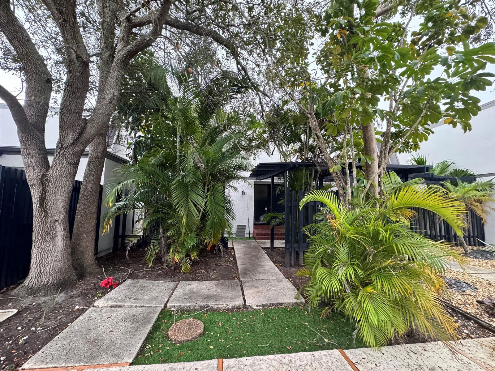 Property Photo:  1391 E Golfview Drive 1391  FL 33026 
