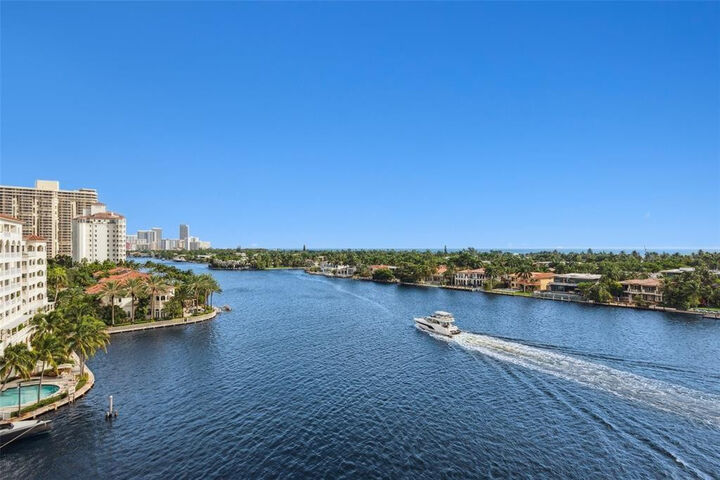 Property Photo:  19707 Turnberry Way 9J  FL 33180 