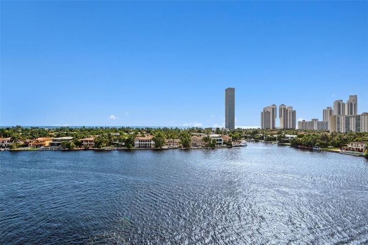Property Photo:  19707 Turnberry Way 9J  FL 33180 