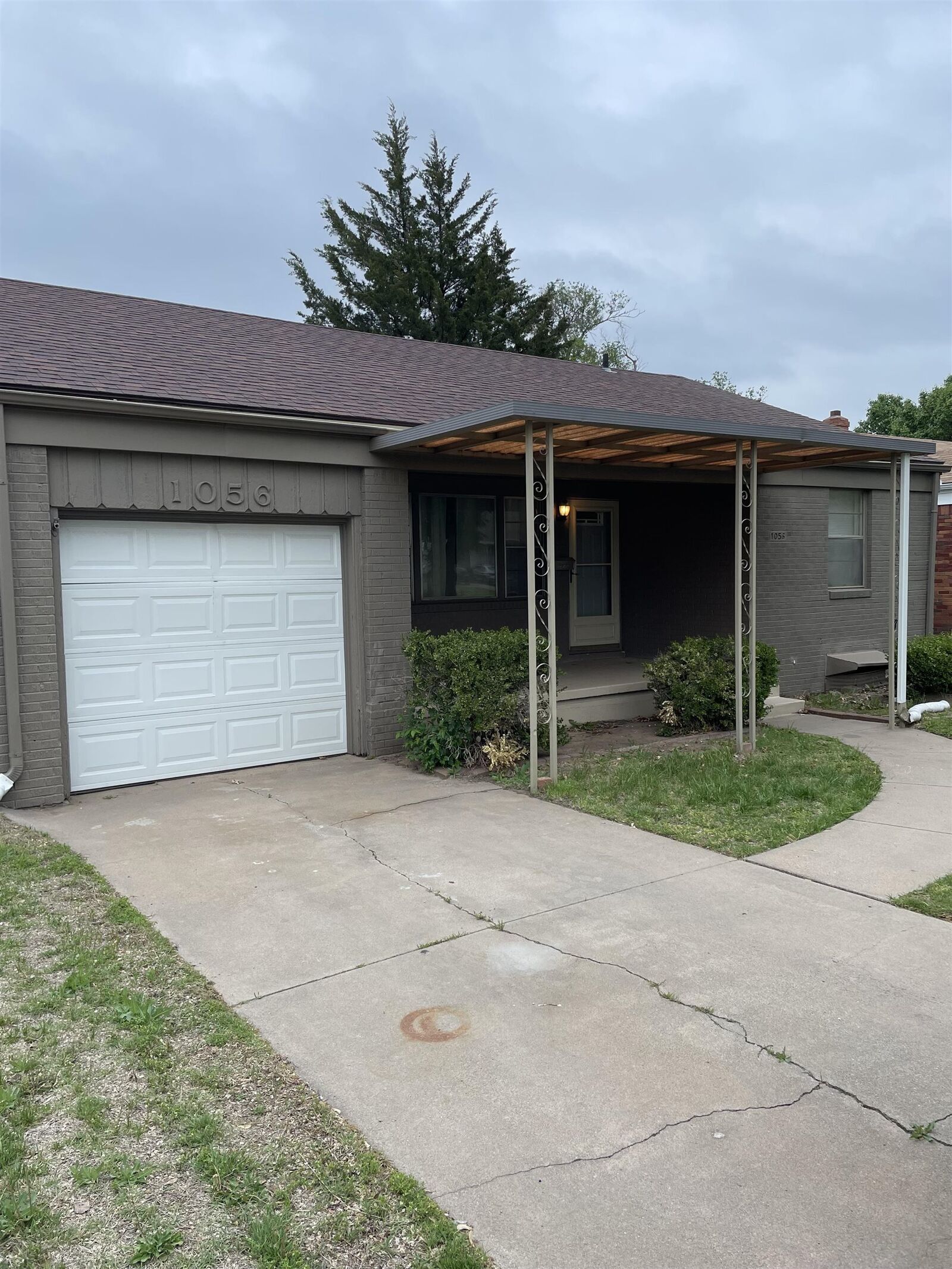 Property Photo:  1056 N Edgemoor St  KS 67208-2708 