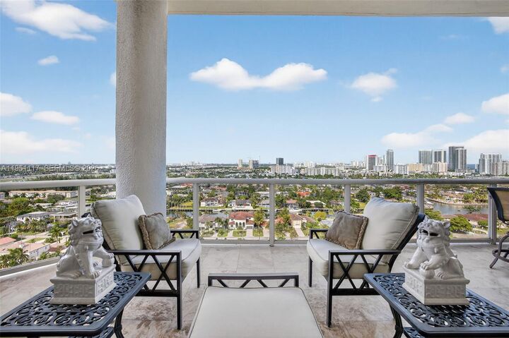 Property Photo:  3598 Yacht Club Dr Ph2002  FL 33180 