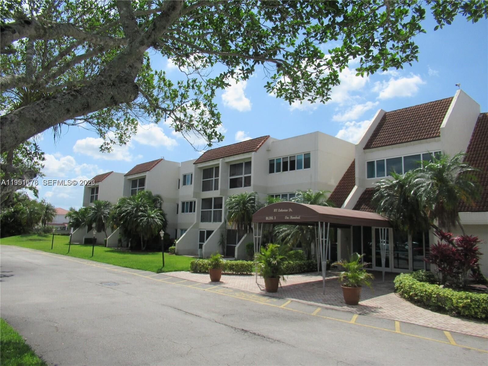 Property Photo:  100 Lakeview Dr 108  FL 33326 