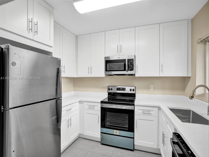 Property Photo:  920 SW 28th St 1  FL 33315 