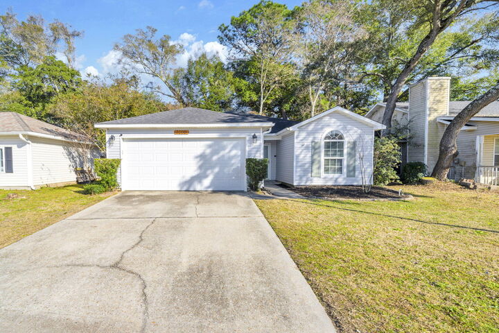 Property Photo:  1000 John Wayne Circle  FL 32547 