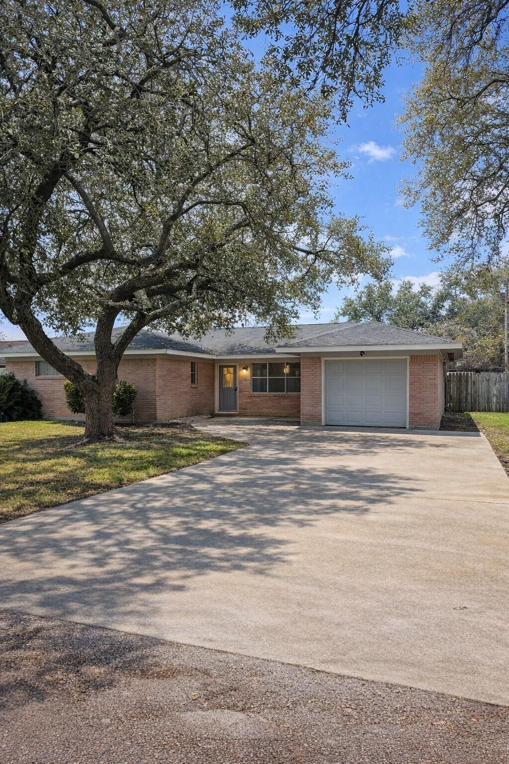 Property Photo:  1820 Sunset Avenue  TX 77414 