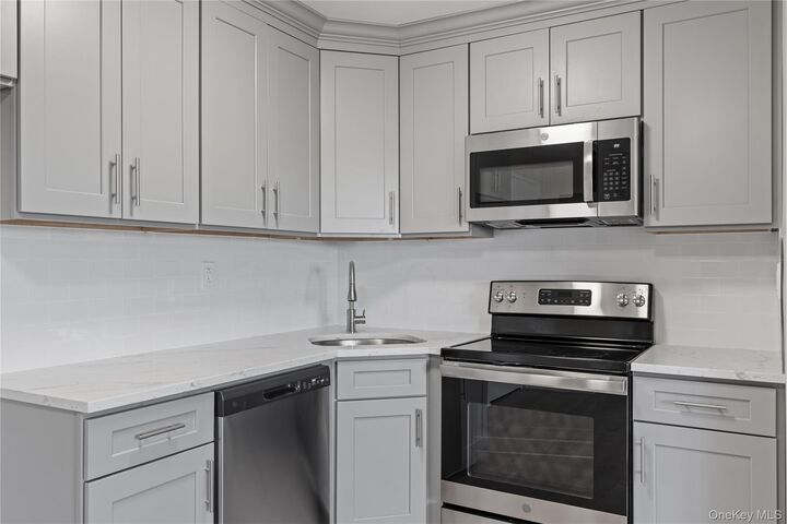 Property Photo:  135 Wakefield Avenue 304  NY 10704 